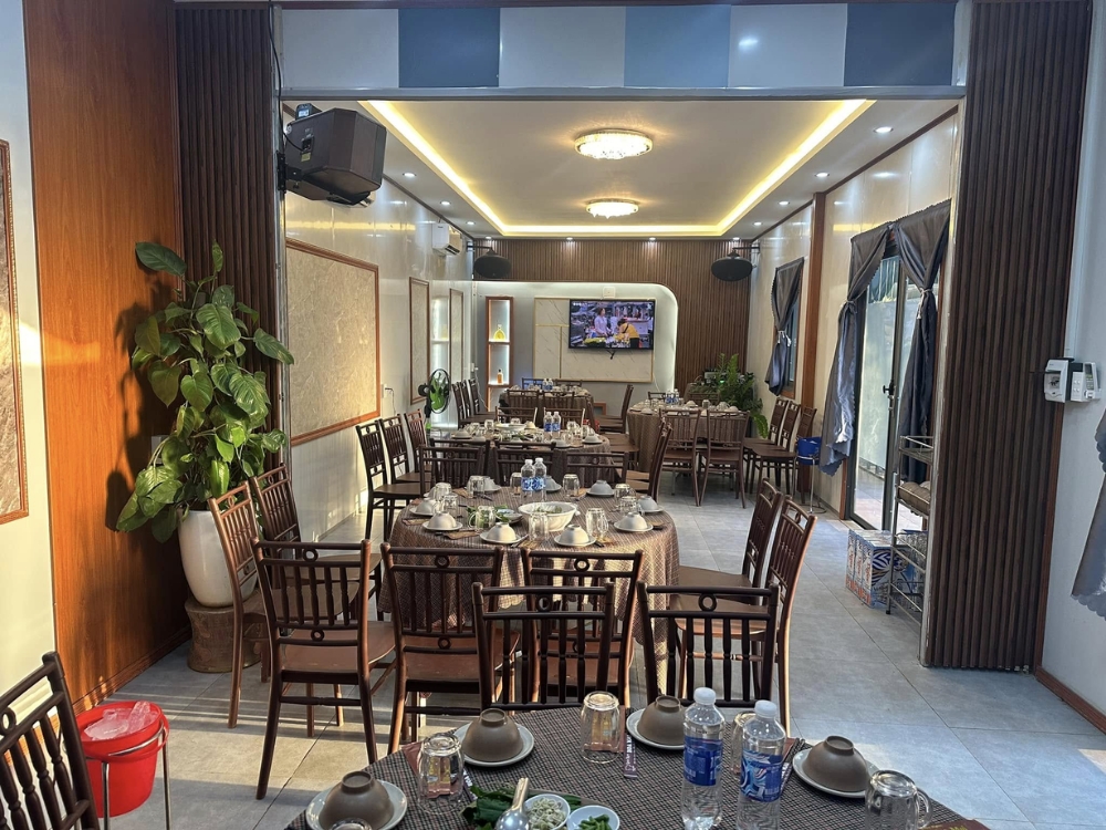 Không gian & menu